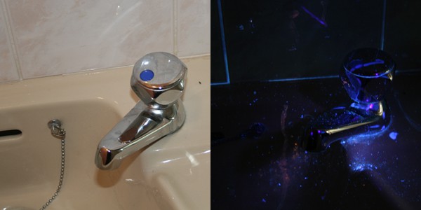 紫外线手电筒照射洗手盆